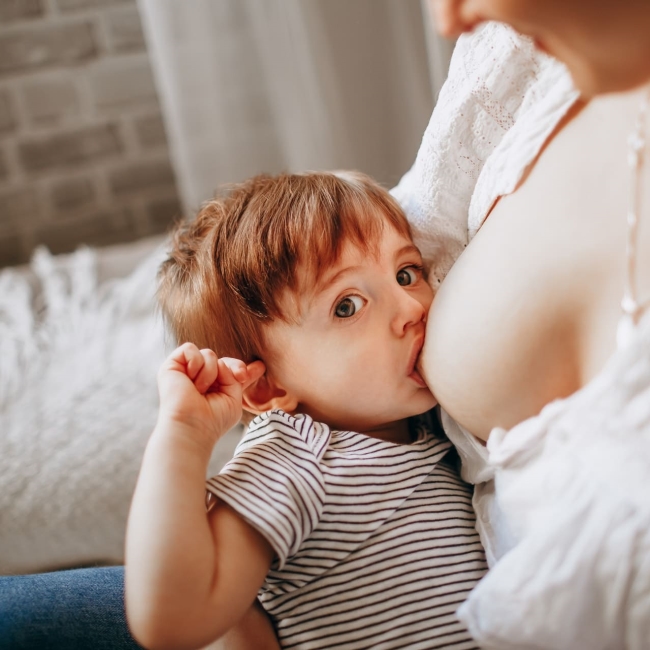 Lo svezzamento dei bebè implica spesso meno poppate e il ritorno delle mestruazioni